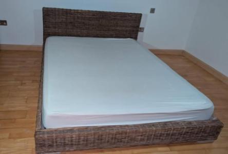 Queen size bed with mattress 160×200