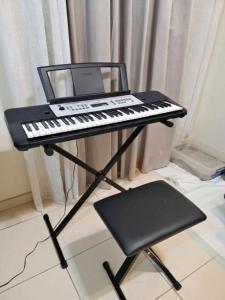 Yamaha keyboard with stand and bench