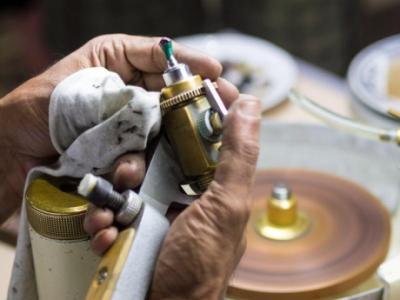 Precision Diamond Polishing in UAE – Clio Jewellery
