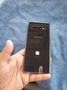 Samsung Galaxy S10 plus (8gb Ram/128gb Memory) for sale (Excellent condition just minor dot) 650 AED