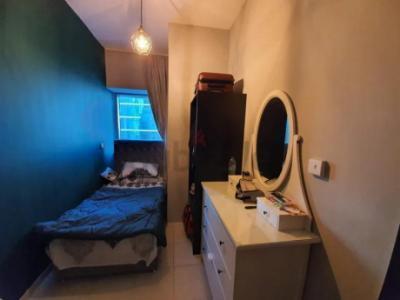 Small room in bay avenue near metro