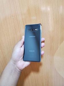 Samsung Galaxy S10 (8gb ram/128gb memory) for sale (Excellent condition just minor dot) 600 AED only