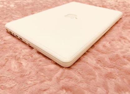 Apple MacBook Good Condtion {Free Delivery All Uae