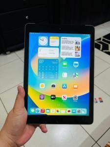 SLIGHTLY USED AND 100% ORIGINAL IPAD 6 32GB UPDATED IOS