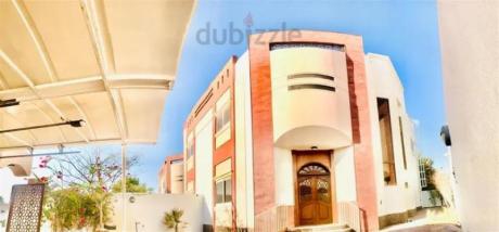 Brand new finish modern 4 bedroom plus maid villa in Jumeirah 3