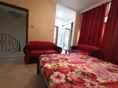 Rooms to let in villa